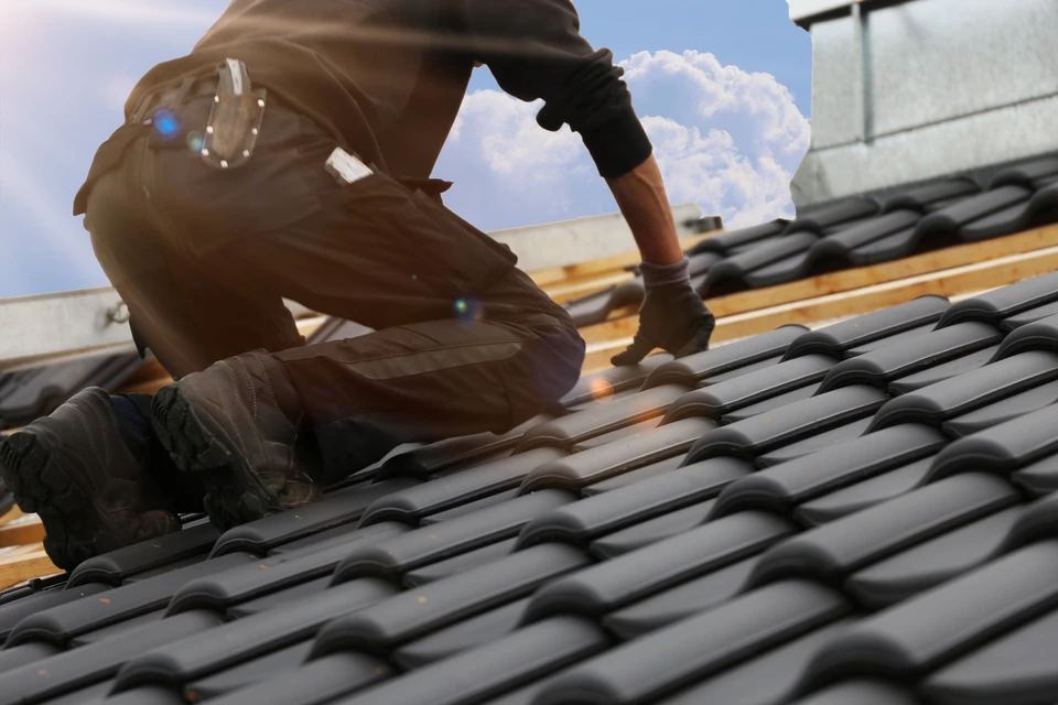 Travaux de toiture, nouveau revêtement d'un toit en tuiles