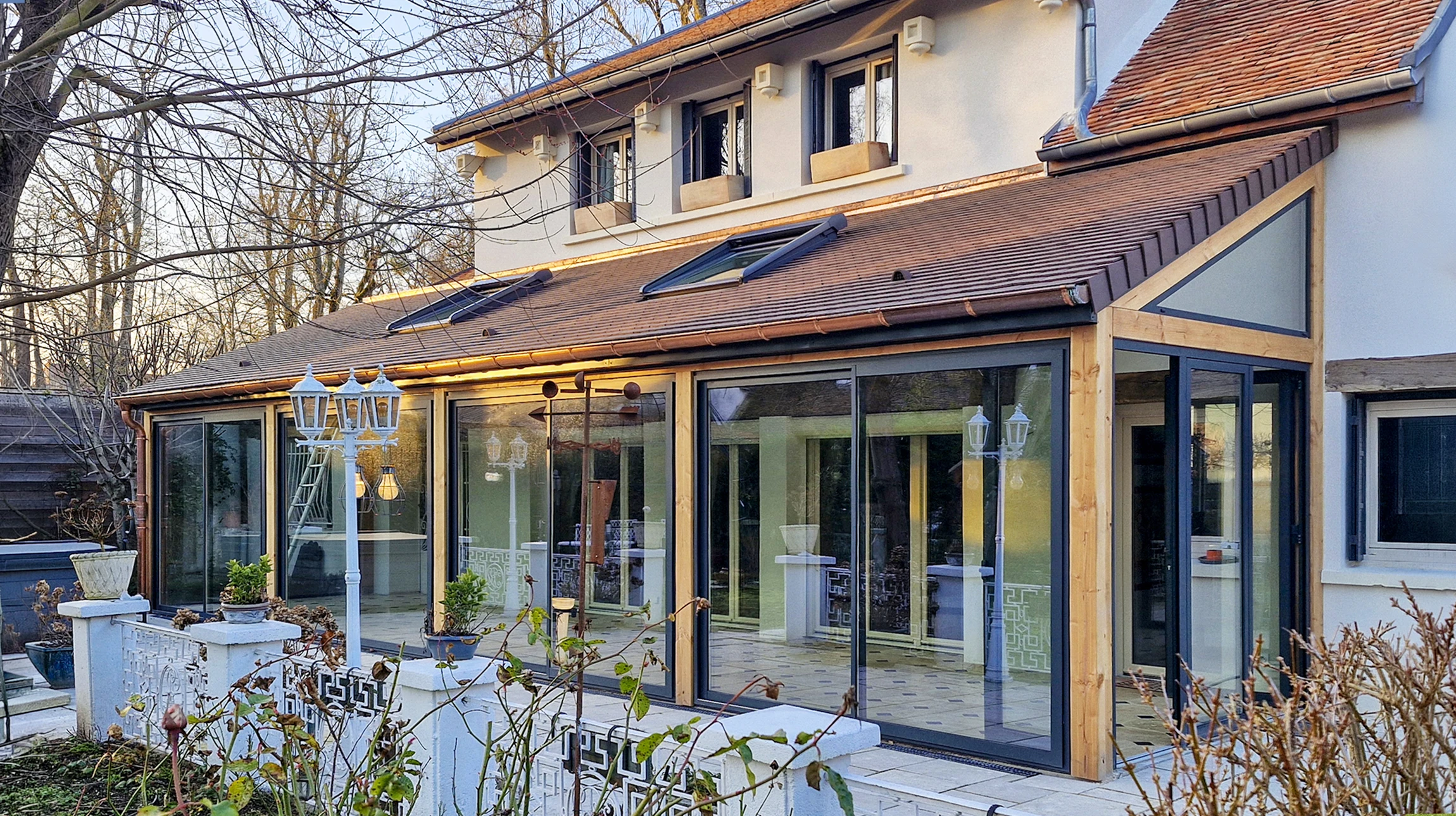 Toiture ancienne en ardoises avec lucarne à fenêtre en bois